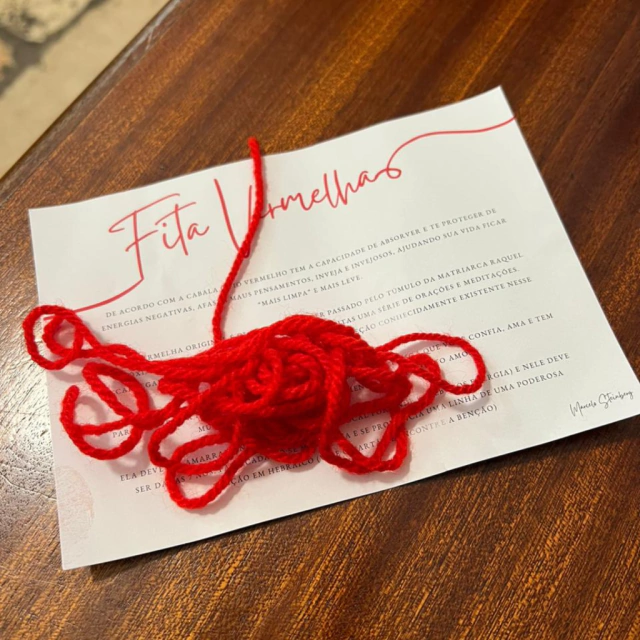Fita vermelha de lã benzida na tumba de Raquel